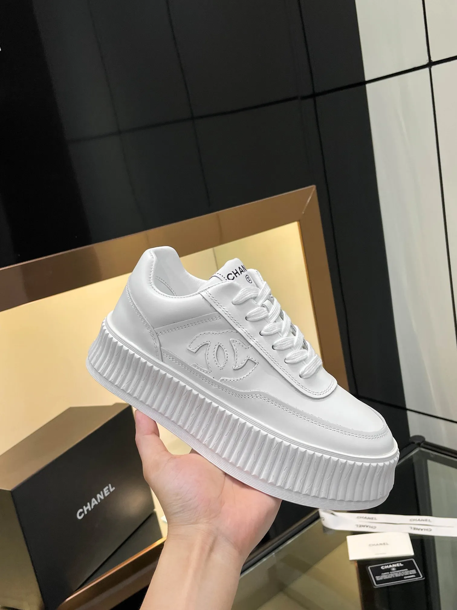 👟👟Ex-factory price 520👟👟Chanel Chanel 24A latest model full leather panda color white shoes casual sports shoes original purchase and development production Xiaoxiang C Home counter another super hot model, loved by Internet celebrity bloggers and ladies, various praises on social platforms, super popular, high quality, breathable, super spring and summer, seeing this issue can always arouse the inner desire of girls for fashion The latest suede material, classic black and white color scheme, fashionable on the feet, easy to care for. Fabric: original customized imported cowhide material. Lining: customized soft sheepskin lining. Sole: original molded rubber non-slip outsole. Bottom thickness: 5CM. Size: 35-40 for women.